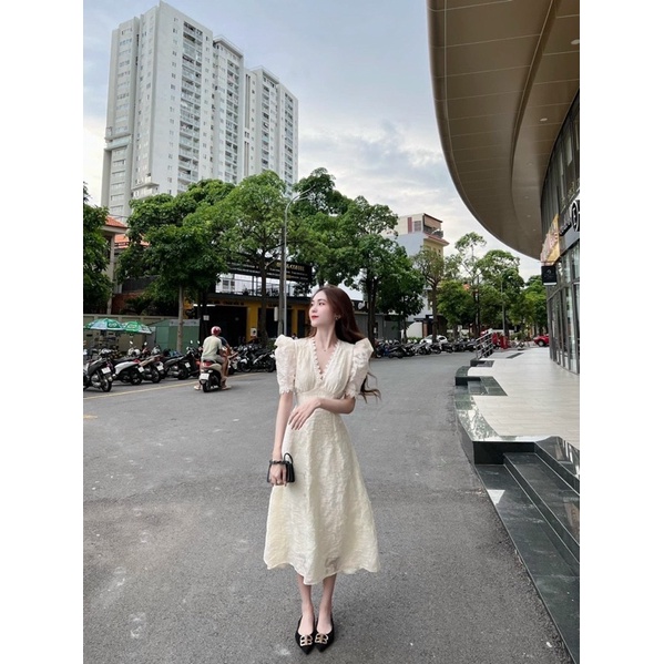 Đầm ren cổ V san hô midi VIBED