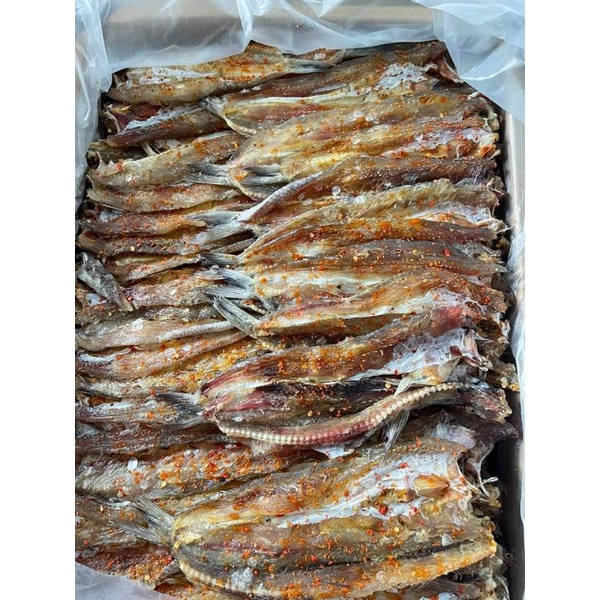 Khô cá mối, cá thửng có tẩm gia vị cay ngọt, mặn nhẹ, vị vừa miệng, dễ ăn, cá đều con