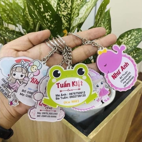 Móc khoá cute in thông tin bé, số thiện thoại bố mẹ cho bé treo balo đi học