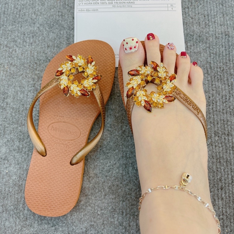 dép HVN gold nhạt mix charm nguyệt quế trà