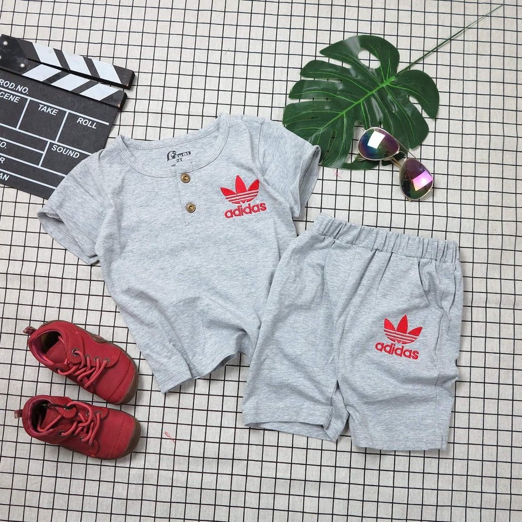 Bộ thun bé trai thêu chữ phối nút phong cách thể thao