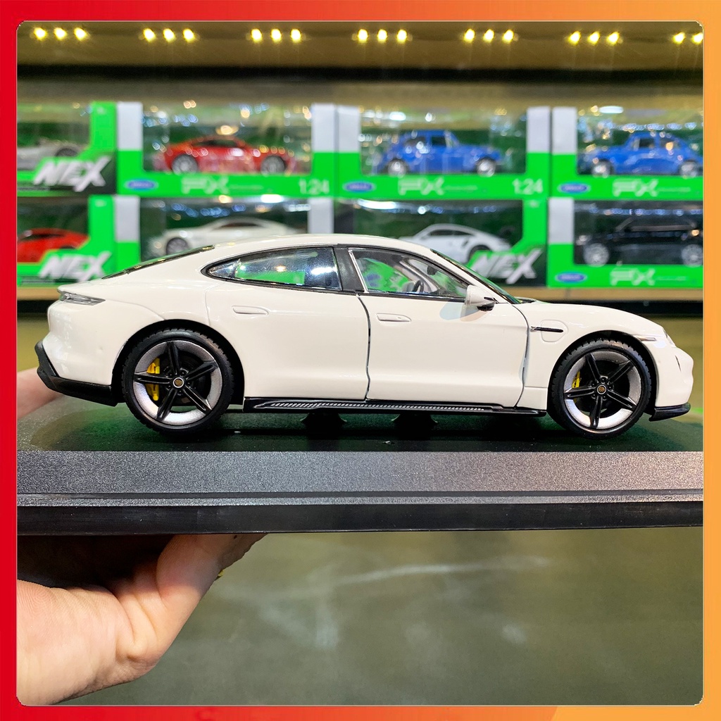 Xe mô hình Porsche Taycan Turbo S tỉ lệ 1:24 của hãng Bburago
