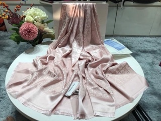 Khăn lụa sang chảnh