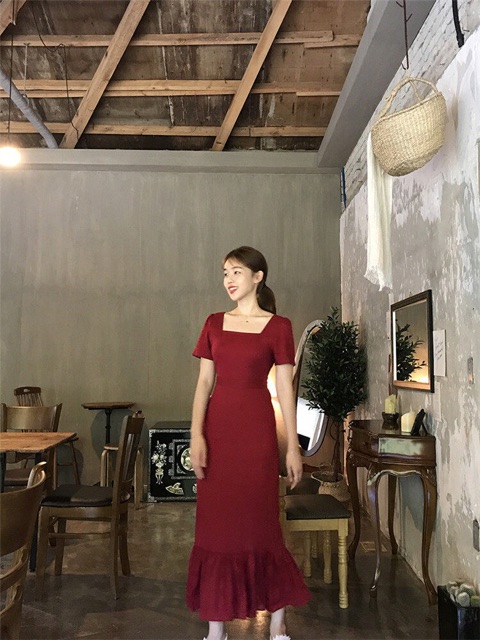 Váy đuôi cá cổ vuông