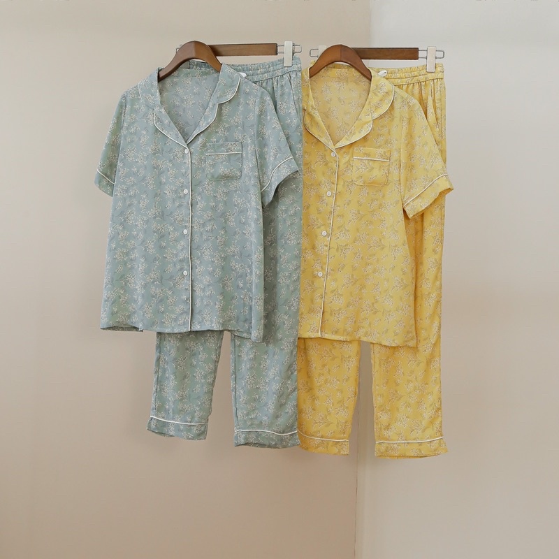 Bộ pyjama MOMOJAMA áo cộc quần dài lụa cát cao cấp, họa tiết hoa nhí màu pastel mj0251,52
