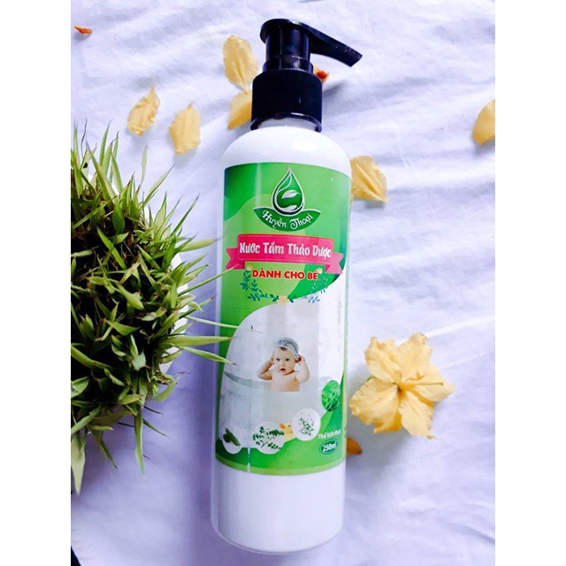 Nước tắm thảo dược cho bé