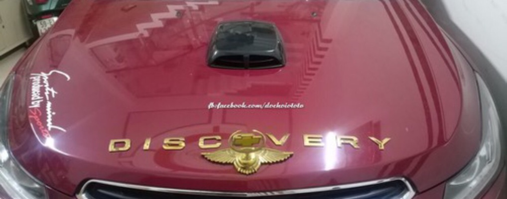 Chữ DISCOVERY màu vàng trang trí