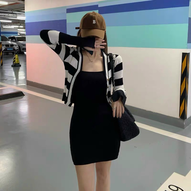 Set áo cardigan kẻ kèm váy 2 dây body trẻ trung