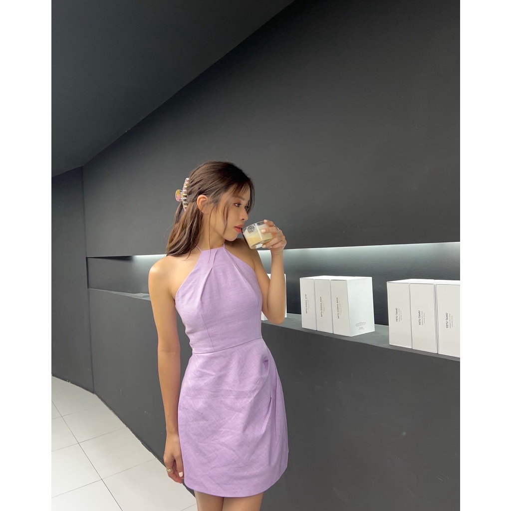 CLOTHES BAR Váy Karah kiểu dáng hai dây cổ yếm, khoe lưng trần, thắt chiết eo màu sắc cá tính trẻ trung