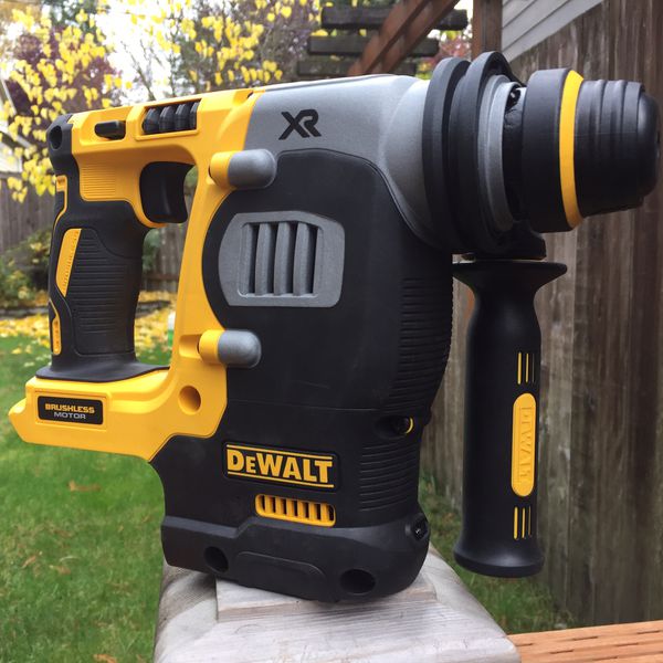 Máy khoan bê tông pin 20V Dewalt DCH273B