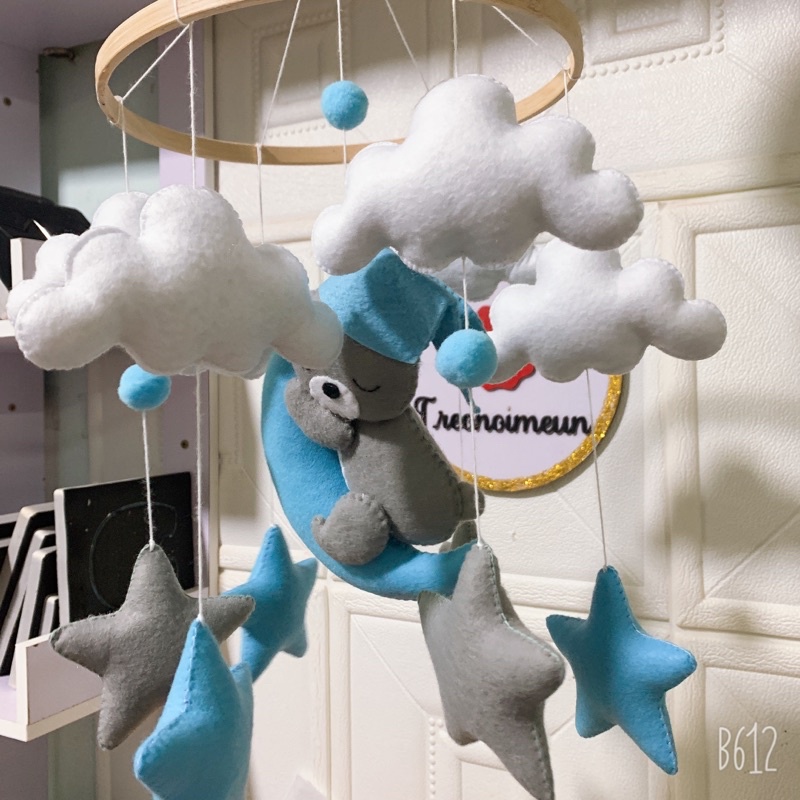 Đồ chơi treo nôi cho bé kích thích thị giác cho bé, tự xoay và phát nhạc mẫu Gấu xám và Trăng Xanh bé trai