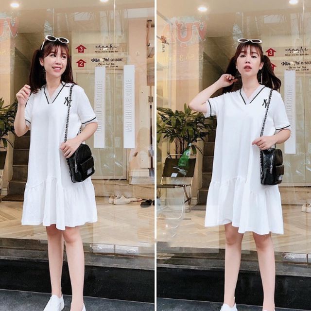Đầm thun suông đuội cá cổ V lai viền, ngực thêu logo chữ