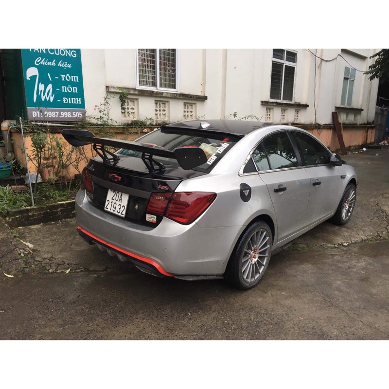 Đuôi gió thể thao xe sedan có đèn hậu