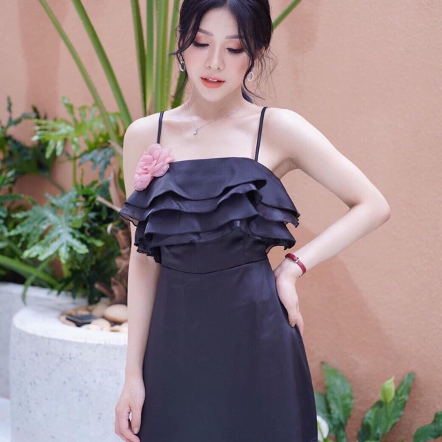 Đầm bèo tầng phi lụa 2 dây trắng và đen sang chảnh