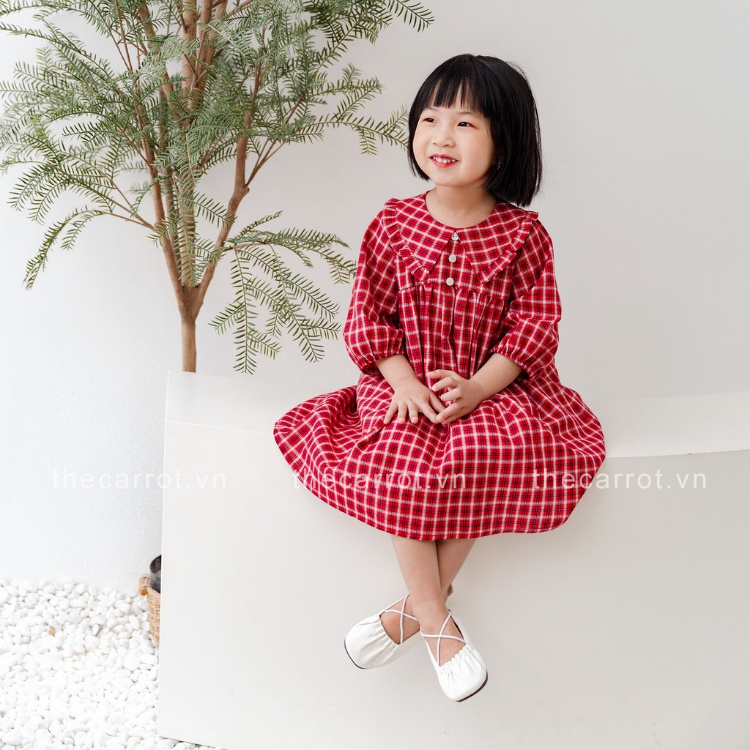 Váy tay lỡ CARROT cho bé gái, form baby doll cổ bèo, hoạ tiết kẻ đỏ nổi bật, chất Thô linen an toàn với da bé