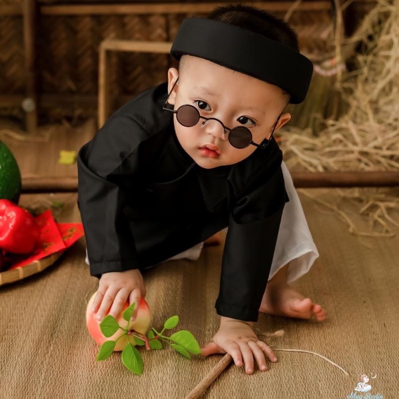 Kính thầy bói ông đồ mắt nhỏ