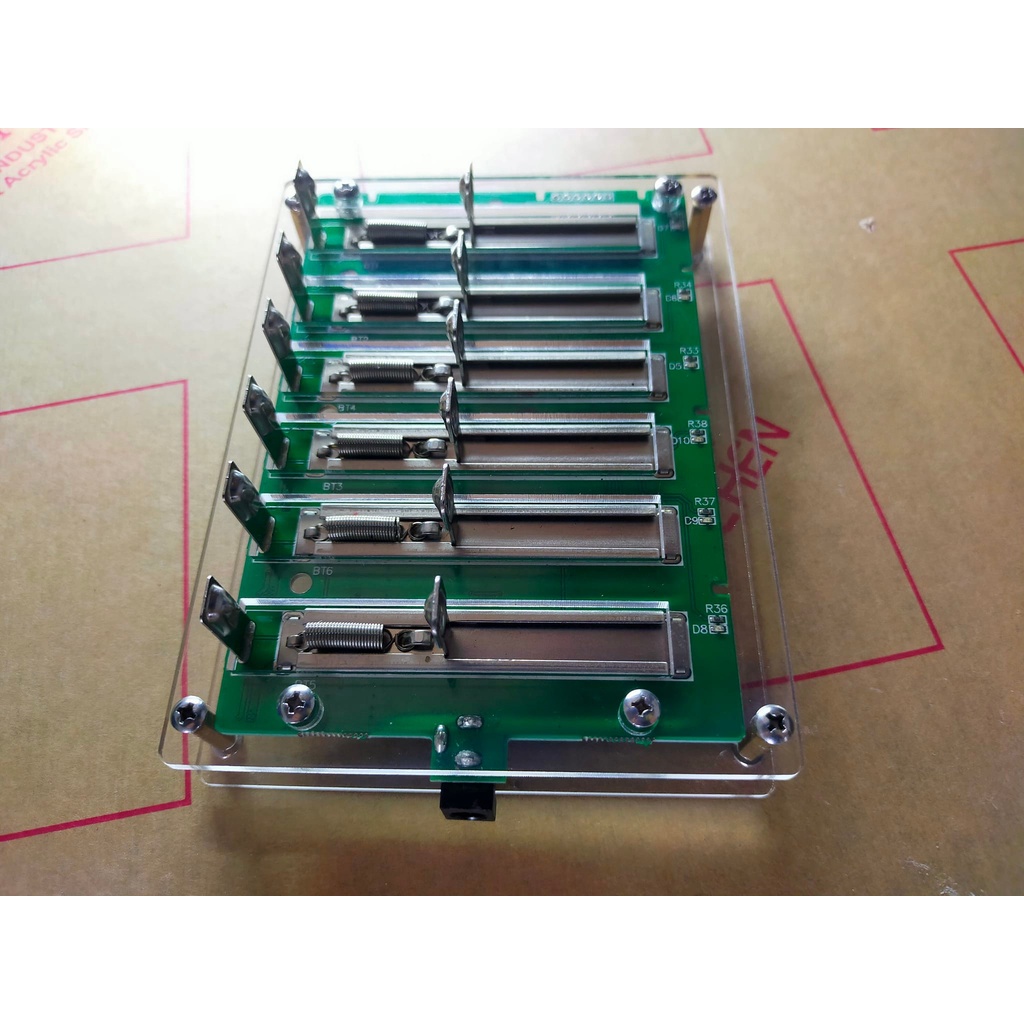 Mạch sạc pin lithium 18650 và nhiều loại pin khác -  6 cổng Kẹp - chống ngược cực, đầy tự ngắt