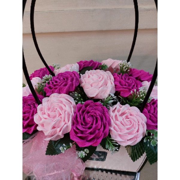 Giỏ hoa hồng giấy nhún sang chảnh
