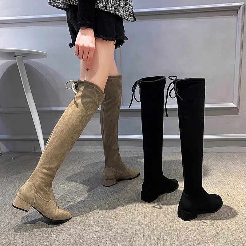 𝐂𝐎́ 𝐒𝐀̆̃𝐍. Bốt đùi da lộn đế thấp đan dây sau