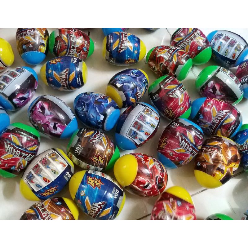 Trứng khủng long đồ chơi bên trong có hình dán và đồ chơi xe