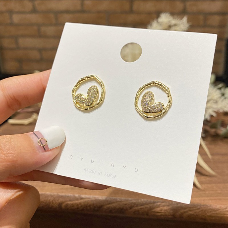 Khuyên tai tròn phối trái tim bên trong thời trang xinh xắn cho nữ