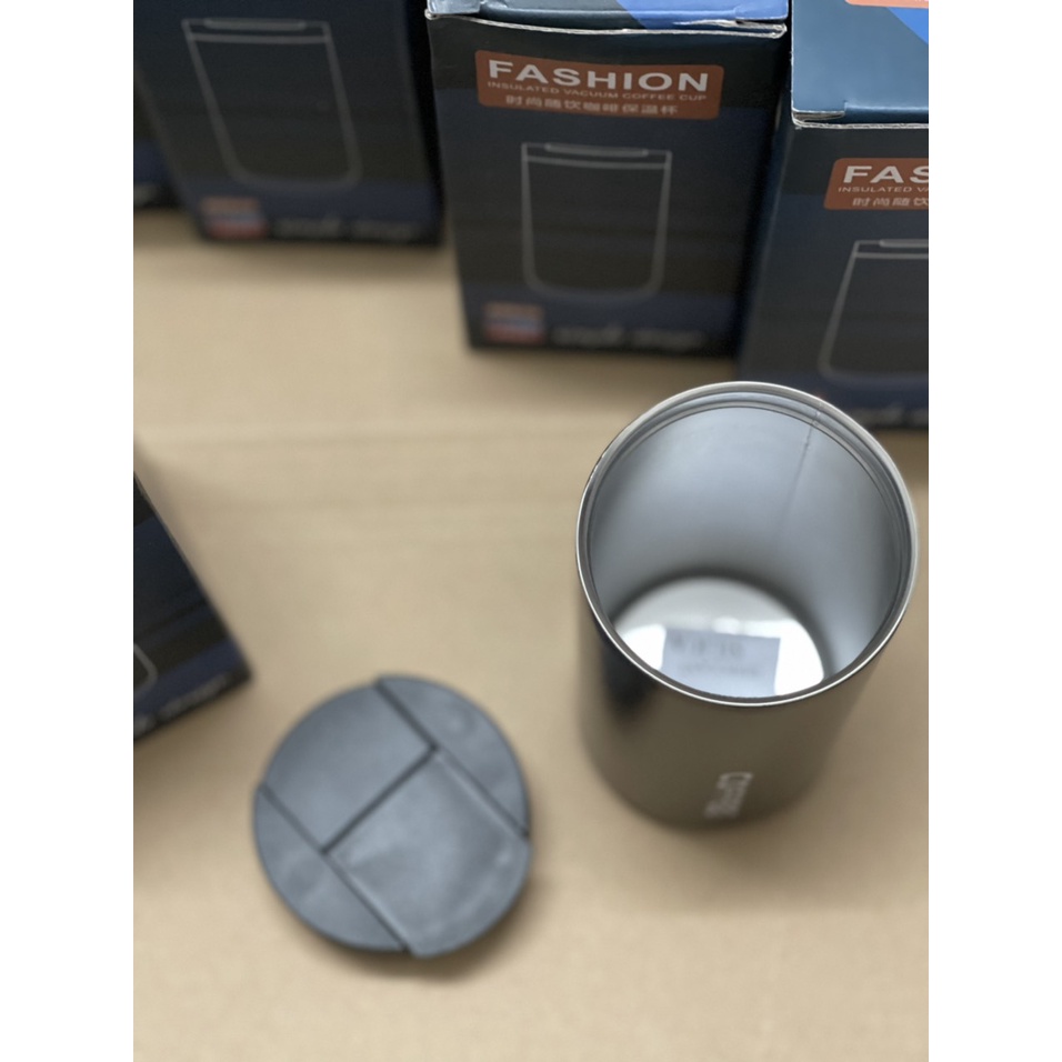 Bình giữ nhiệt kiểu dáng xinh xắn sành điệu, chất liệu inox cao cấp không gỉ an toàn sức khỏe.Thể tích 400ml.