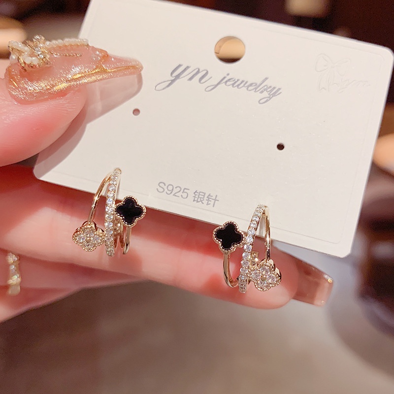 Bông Tai Hình Hoa Bốn Lá Nhỏ Màu Trắng Đen Thời Trang 2022