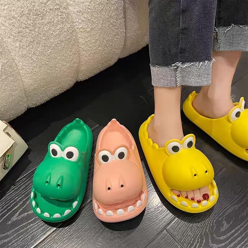 Dép cá sấu siêu đáng yêu.