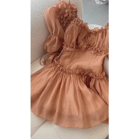 Váy trễ vai 2 dây hoạ tiết phối vải tay bo chun màu nâu đất 2 AGUJA AIDAN Dress