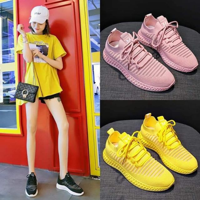 Com bo  dôi giầy trả khách