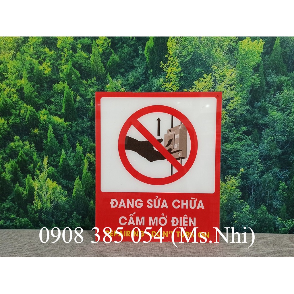 Bảng báo cấm mở điện đang sửa chữa bảo trì chất liệu mica- KT25x30