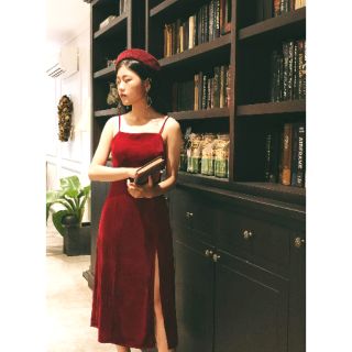 Đầm yếm xẻ đùi chữ a