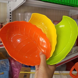 Đĩa nhựa đựng hướng dương - hoa quả - kẹo bánh hình chiếc Lá - loại hay dùng ở quán cà phê
