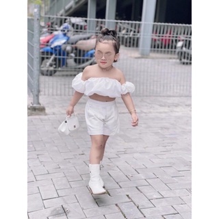 Bộ trắng áo trễ vai và quần sooc cho bé gái