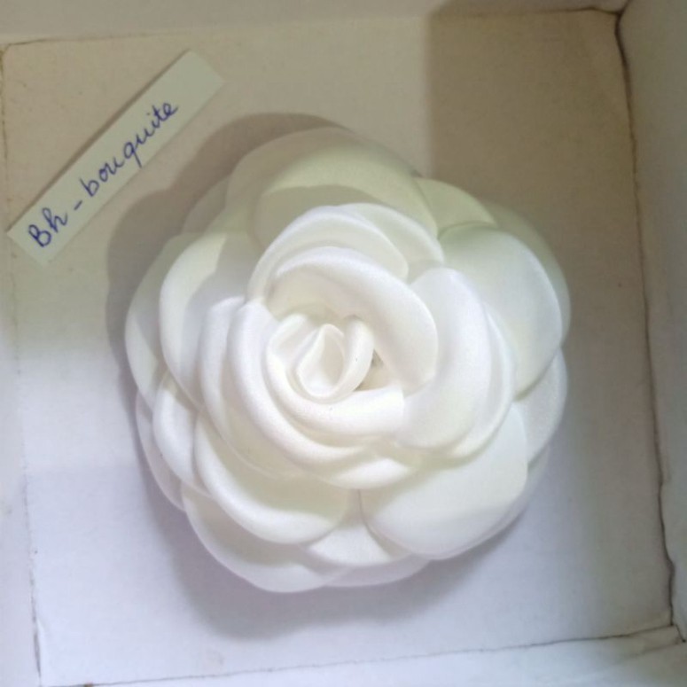 Tag cài áo hoa bằng vải lụa có ghim cài ở sau Bh