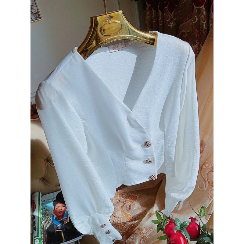 Áo cổ V cách điệu G169 chất mát có đủ size, dễ phối hợp quần hay các loại chân váy thời trang đều được GEM.VN