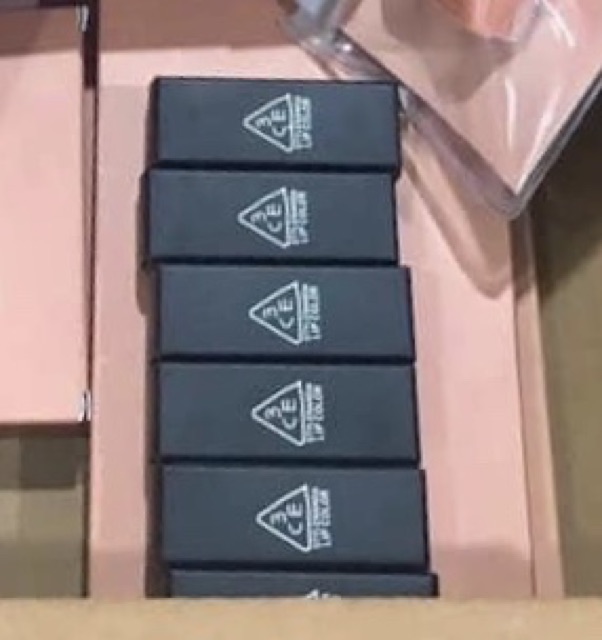 Gương và cọ và túi trang điểm 3ce hot và nhiều quà tặng khác