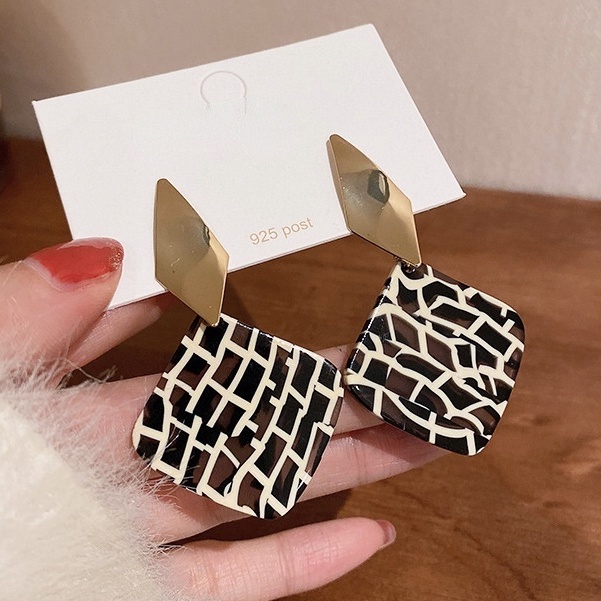 Khuyên Tai Kiểu Xếp Ly Cách Điệu Thời Trang Cá Tính