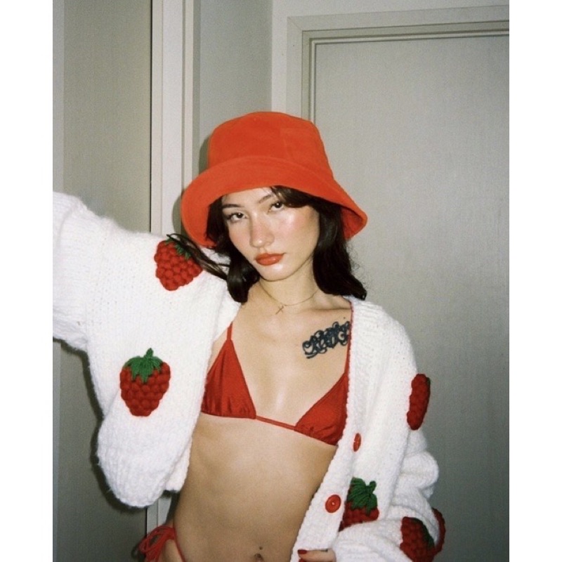 Áo khoác Cardigan dâu nổi len móc cho nữ sợi 2mm