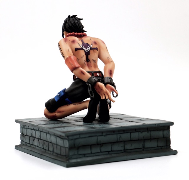 Mô hình Đô đốc hải quân trên đài xử tử Ace trong One piece