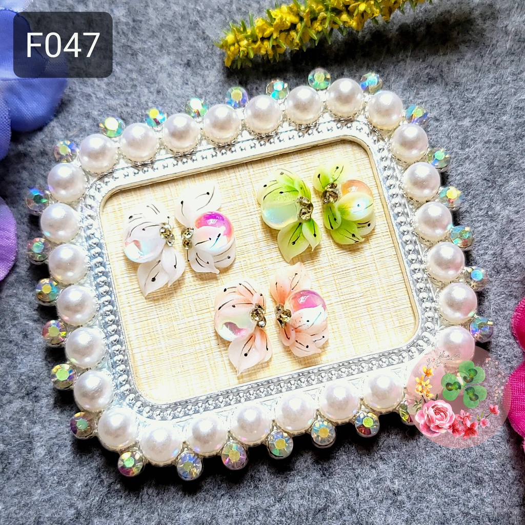 Mẫu: F047 . Hoa bột " Hoa ôm đá cầu vồng " đính móng siêu xinh.