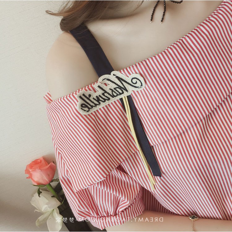 Áo lệch vai nữ sọc thẳng tôn dáng | BigBuy360 - bigbuy360.vn