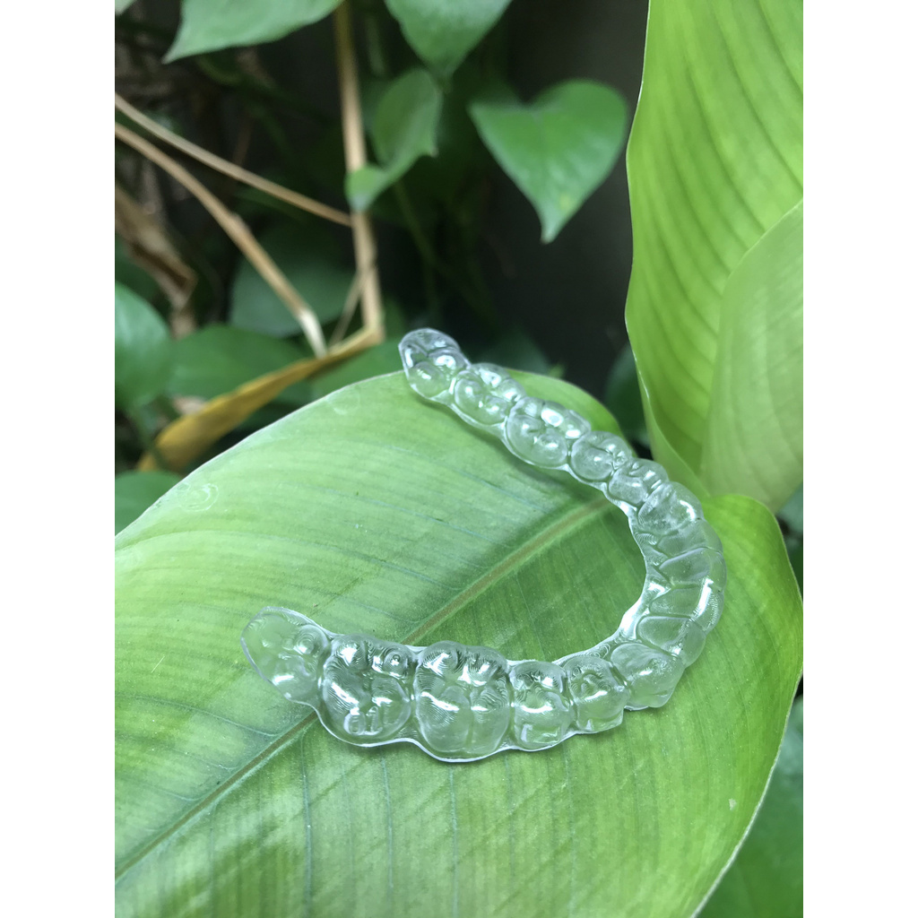 Hàm duy trì chỉnh nha trong suốt