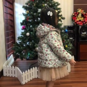 Áo phao xuất dư bé gái mang được 2 mặt