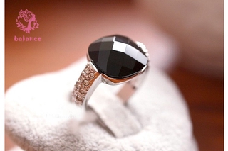 Nhẫn Đính Đá Đen Kiểu Dáng Thanh Lịch