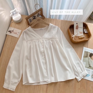 Áo sơ mi trắng cổ V viền ren