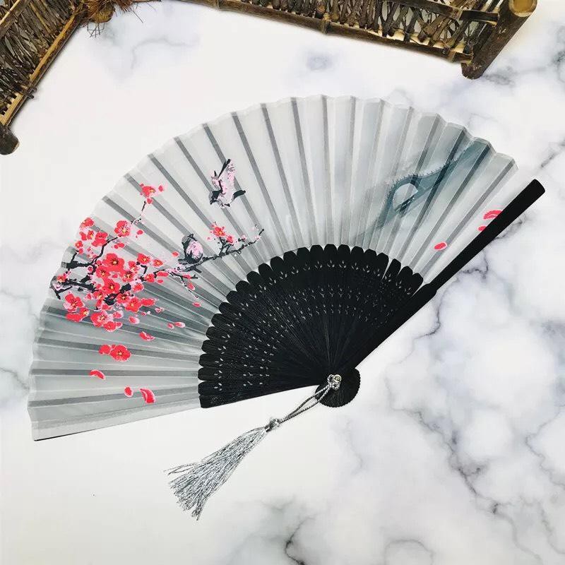 Quạt cổ trang hoa trắng xanh lá nền xám quạt xếp cầm tay phong cách Trung Quốc
