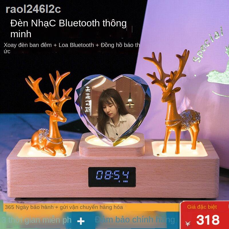 Hình ảnh tùy chỉnh đồ trang trí quả cầu pha lê bằng gỗ đèn ngủ âm thanh bluetooth hộp âm nhạc xoay tìn