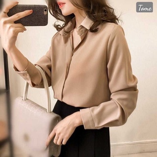 Áo sơ mi nam nữ màu be, thiết kế đơn giản, phong cách hiện đại.