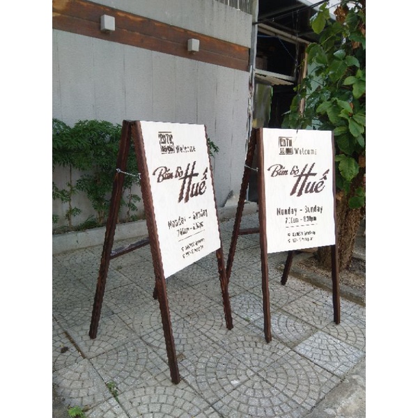 Kệ standee bảng hiệu gỗ đứng chân gấp, nội dung và màu sắc theo yêu cầu - LUMY Wood Decor